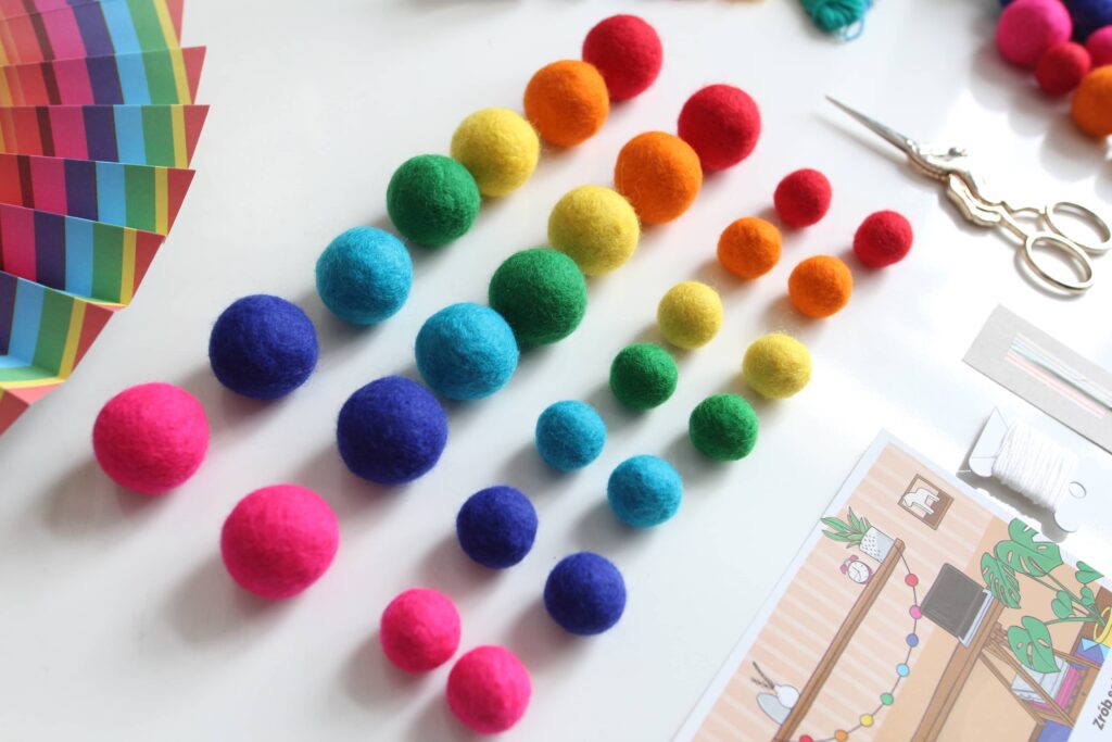 zestaw kreatywny filcowych kulek w kolorach tęczy